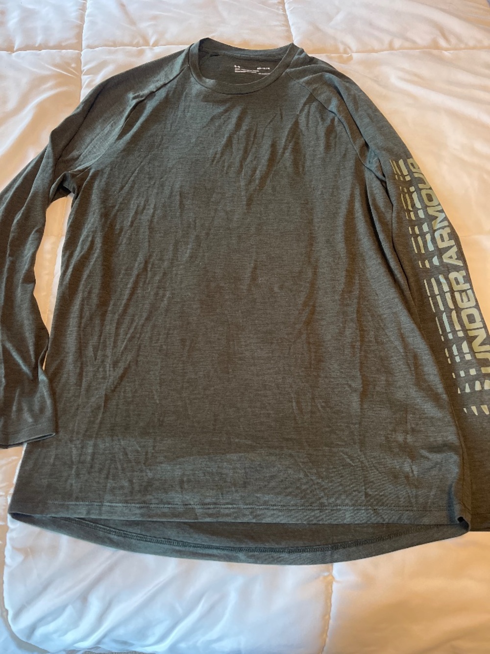 Unisex Under Armour loose fit heat gear long sleeve medium shirt